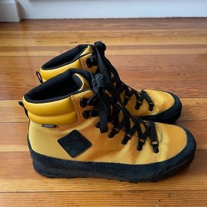 The North Face high top sneaker boot - 9